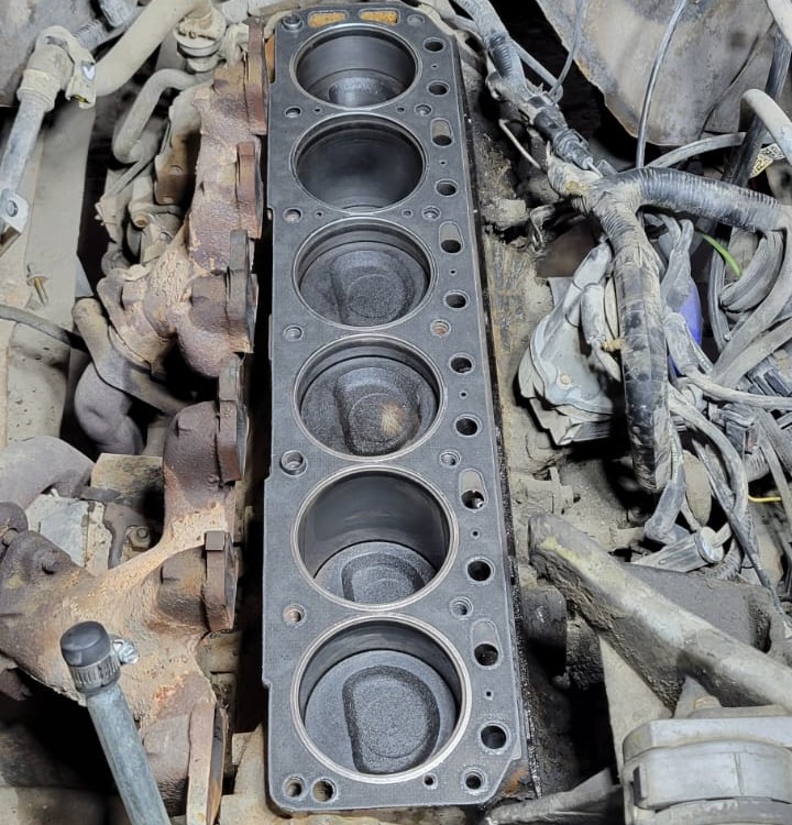 Detalle industrial de una pieza de motor